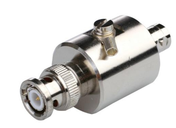 OSNOVO SP-SDI/1 Устройство грозозащиты для цепей передачи видеосигналов формата SDI(HD-SDI, 3G-SDI). Полоса пропускания до 3Гбит/с. Максимальный ток разряда 20кА. Время отклика не более 1нс. Вх.(линия
